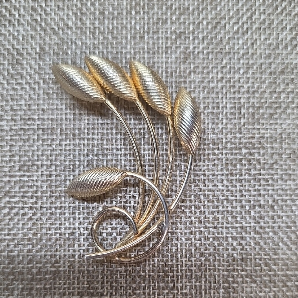 Elegant Gold Leaf Brooch